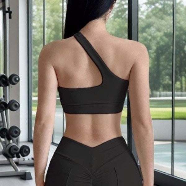 Soutien-gorge fitness une épaule design élégant pour yoga et sport, tissu respirant et coupe slim.